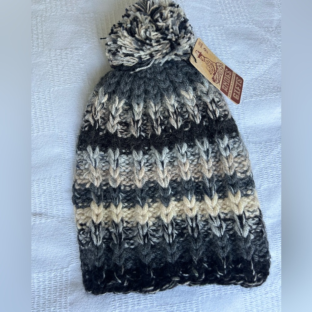 Peruvian Knit Beanie Pom Pom Hat Black Gray One Size NWT